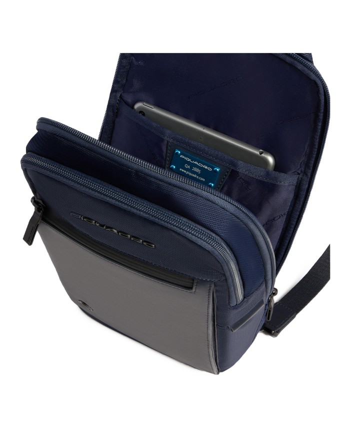 PIQUADRO MONOSPALLA UOMO ORION IN TESSUTO RICICLATO PORTA IPAD MINI BLU CA6625S136 125